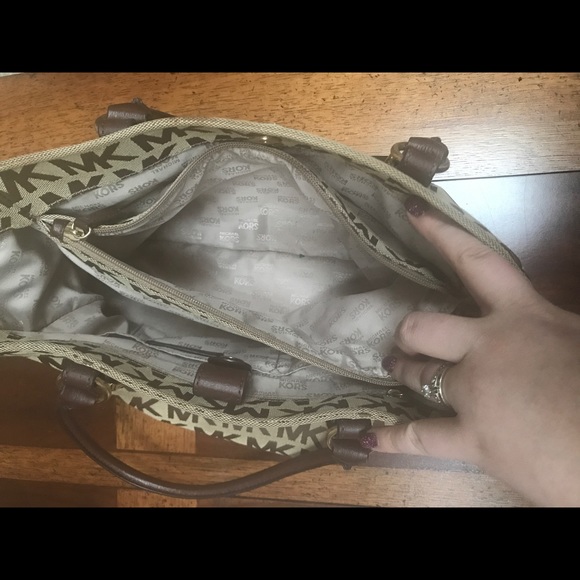 Michael Kors Signature Logo Bag - Picture 3 of 5